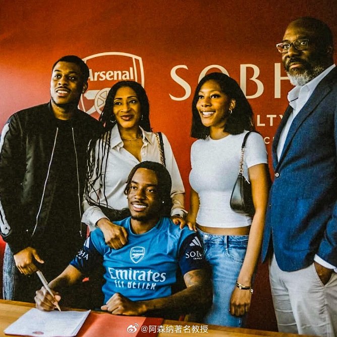 马杜埃凯签约阿森纳时，特意带上了他的亲人，祝他生日快乐 英超联赛 阿森纳著名教授