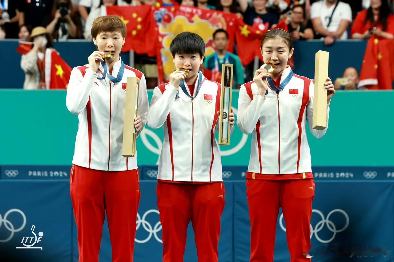 国际乒联晒出巴黎奥运会乒乓球项目两周年回顾的多张经典照片！
这些照片承载了巴黎奥