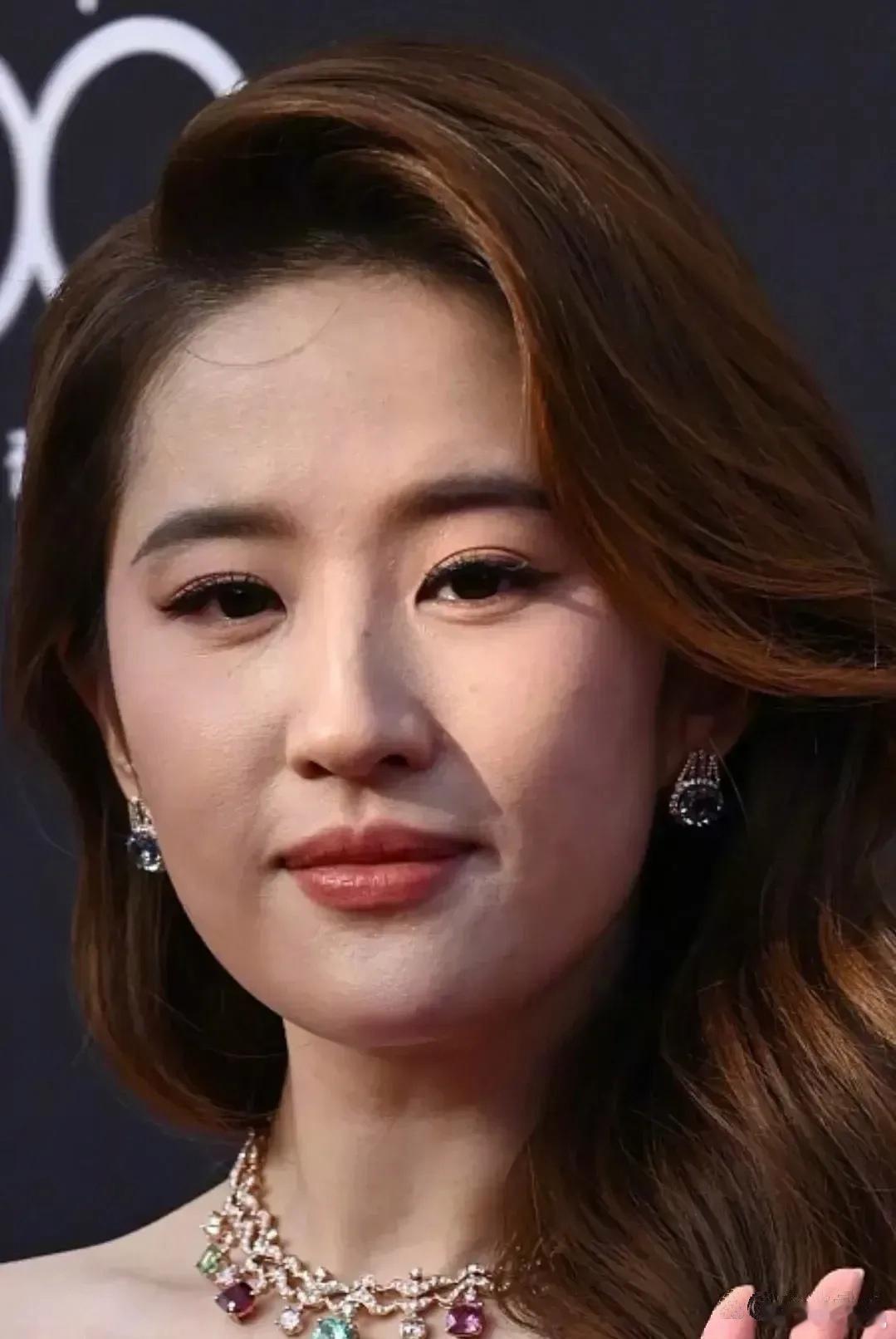 刘亦菲年轻的时候满脸胶原蛋白 还算配得上“天仙”称号，现在看她怼脸生图状态[困]