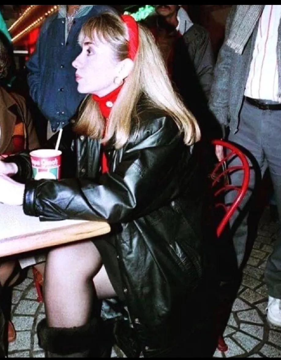 希拉里也曾是个小萝莉，娇若一枝带刺的玫瑰花。
她和妈妈多萝西一样喜欢玫瑰紫红色。