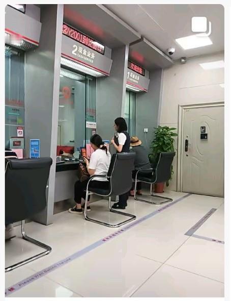 2026年存取款新规正式出台了！超过5万的存款，只要拿出身份证就行，再也不用像被