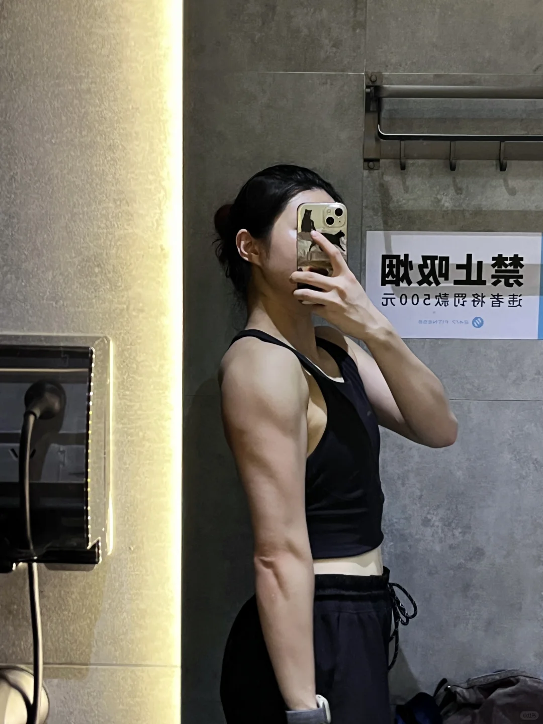 肩膀比个小爱心