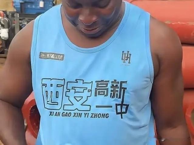 听说了吗？现在很多非洲的孩子，穿着的都是国内淘汰掉的二手校服！什么清华大学、天津
