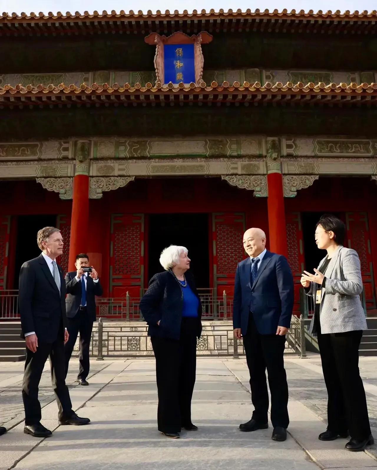 耶伦老太太参观故宫，故宫博物院院长王旭东身自陪同，还是很给面子的。老太太第二次来
