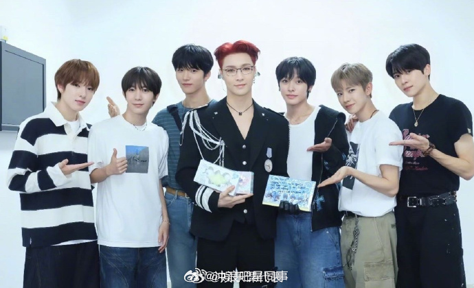 张艺兴NCTWISH同框合照 们六鬼子和前辈的合照来了！造乐一夏 ​​​