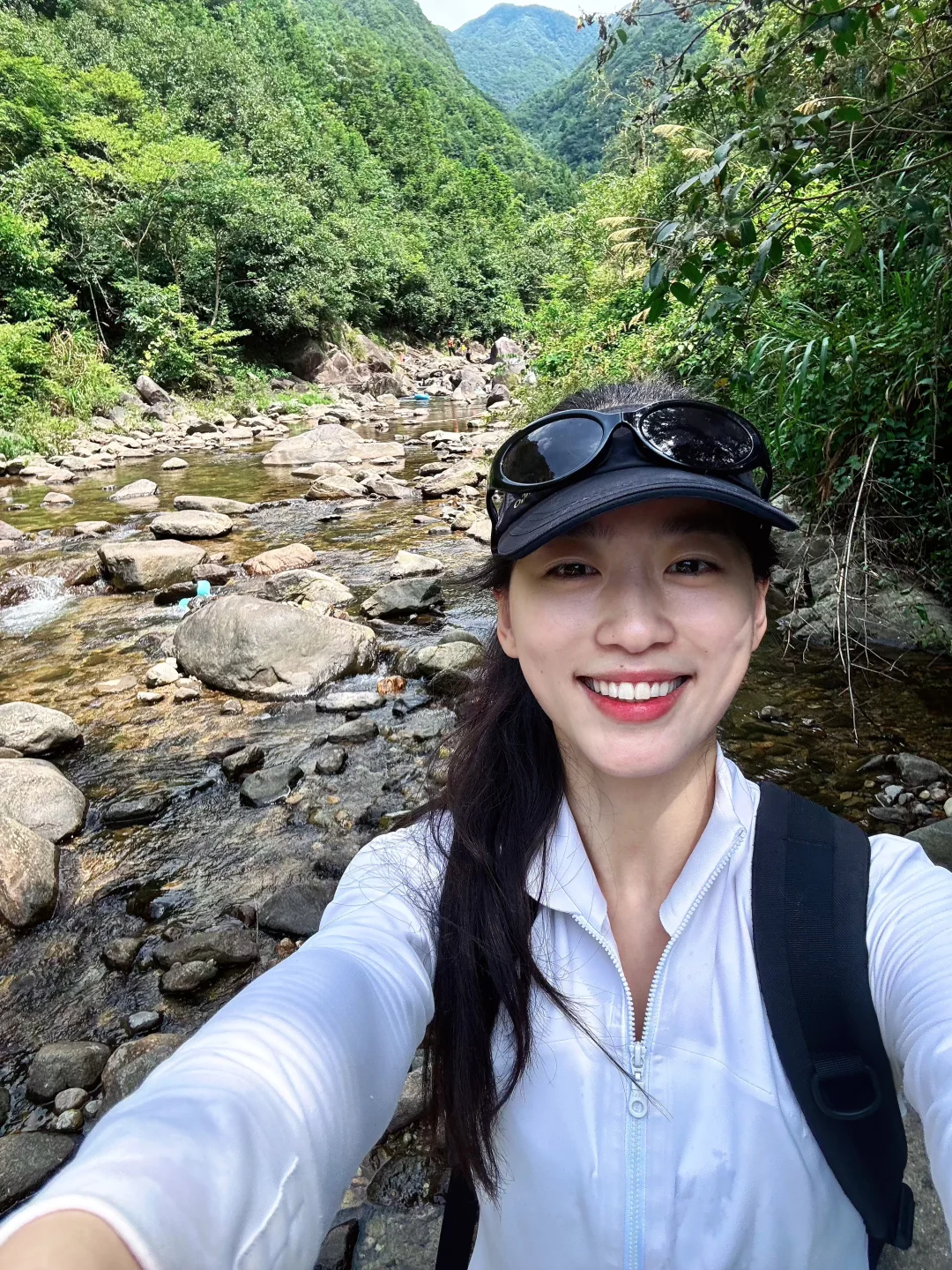 人和狗在山里玩水，有事儿过两天再说🙏