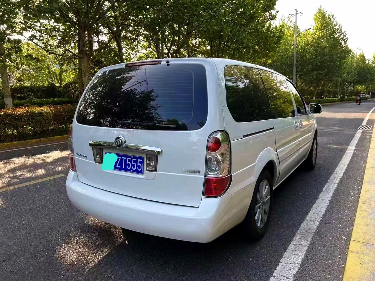 这是别克陆尊。它还有个名字叫别克gl8这台车我玩了几个月的时间吧，我觉得这个车真