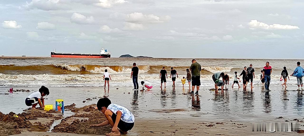 海浪游人一齐嗨
象山鹤浦