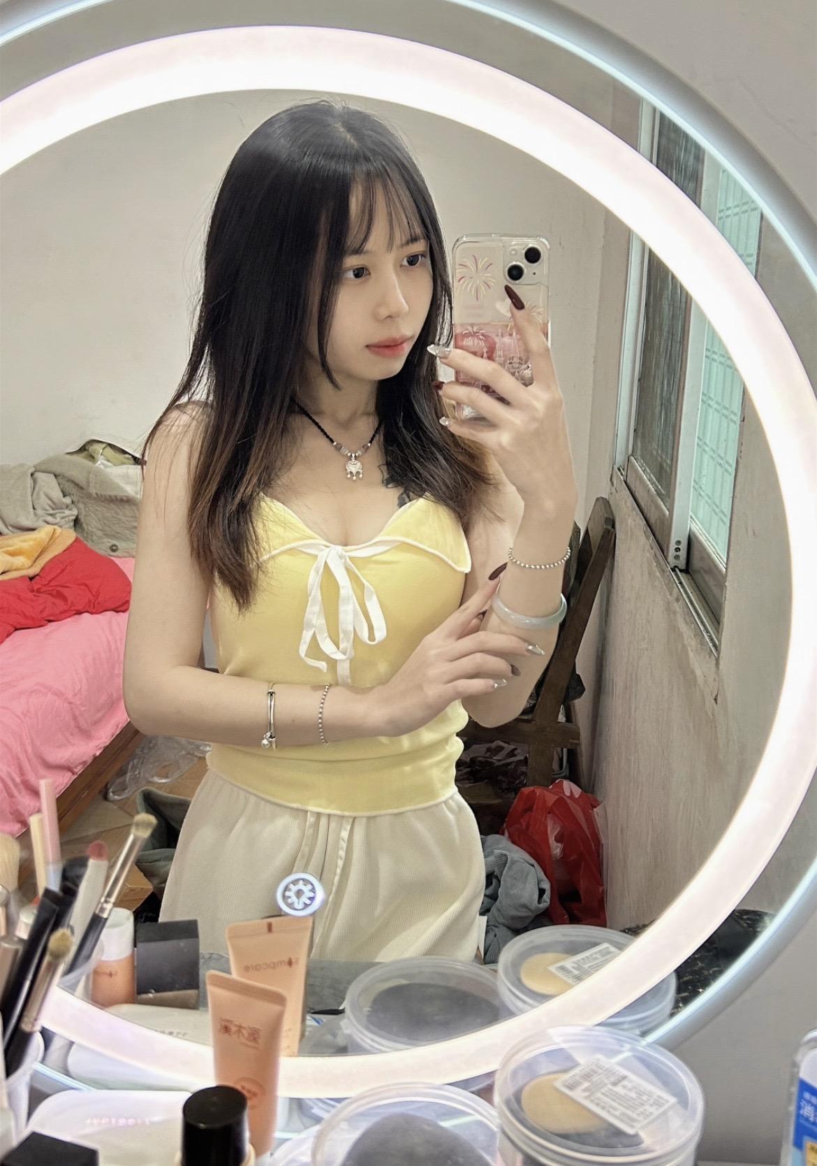 我需要房 需要车 需要钱  可是几年前我只需要一个拥抱 一杯奶茶 一个...