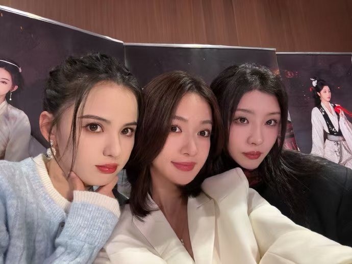 #吴谨言晒春花焰扫楼合照##春花焰合照# 吴谨言晒春花焰扫楼合照，是满分好看的限