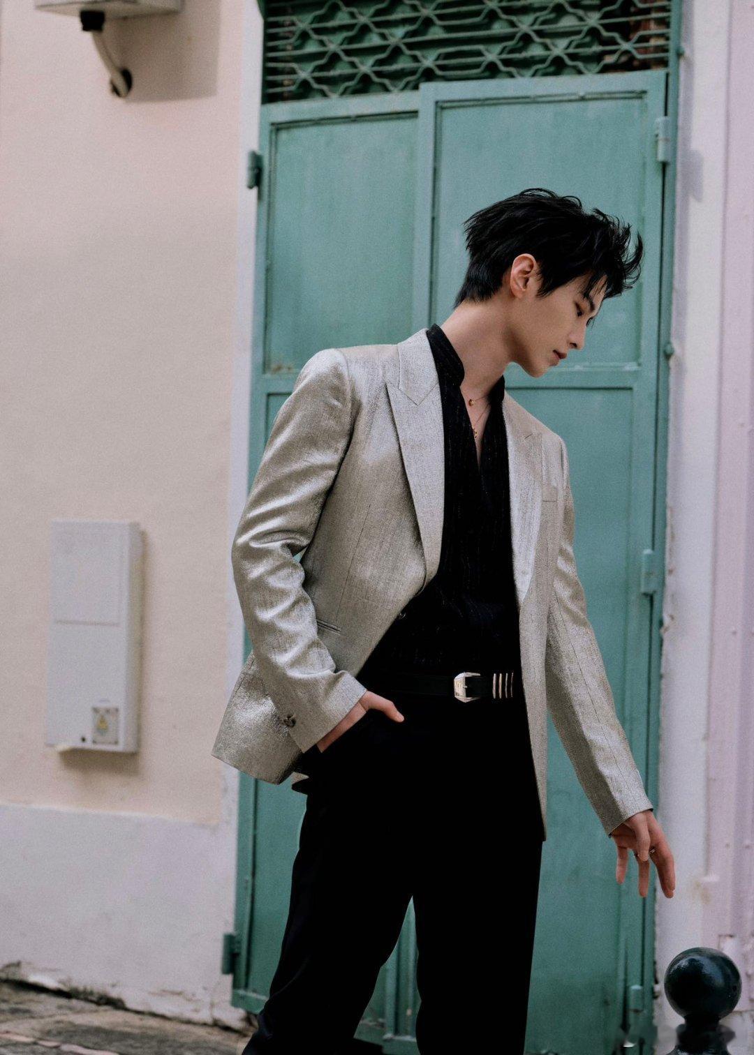 何与漫步澳门街头，银色西装搭配黑色内敛，复古与时尚的碰撞。何与红毯双奢护航