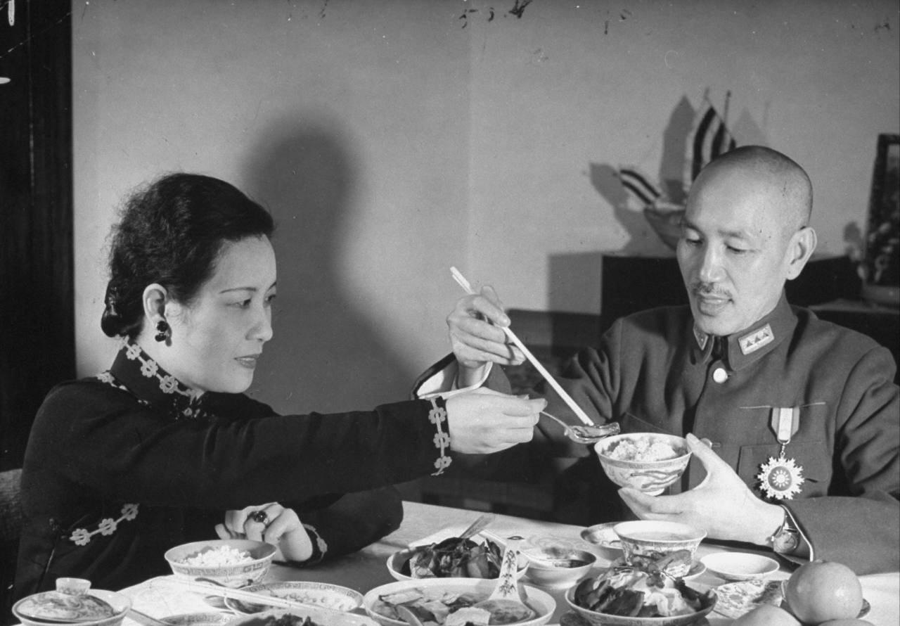 1946年的蒋敢开打，真不是他脑子一热，是他真觉得自己武装到牙齿了。可你把他账单
