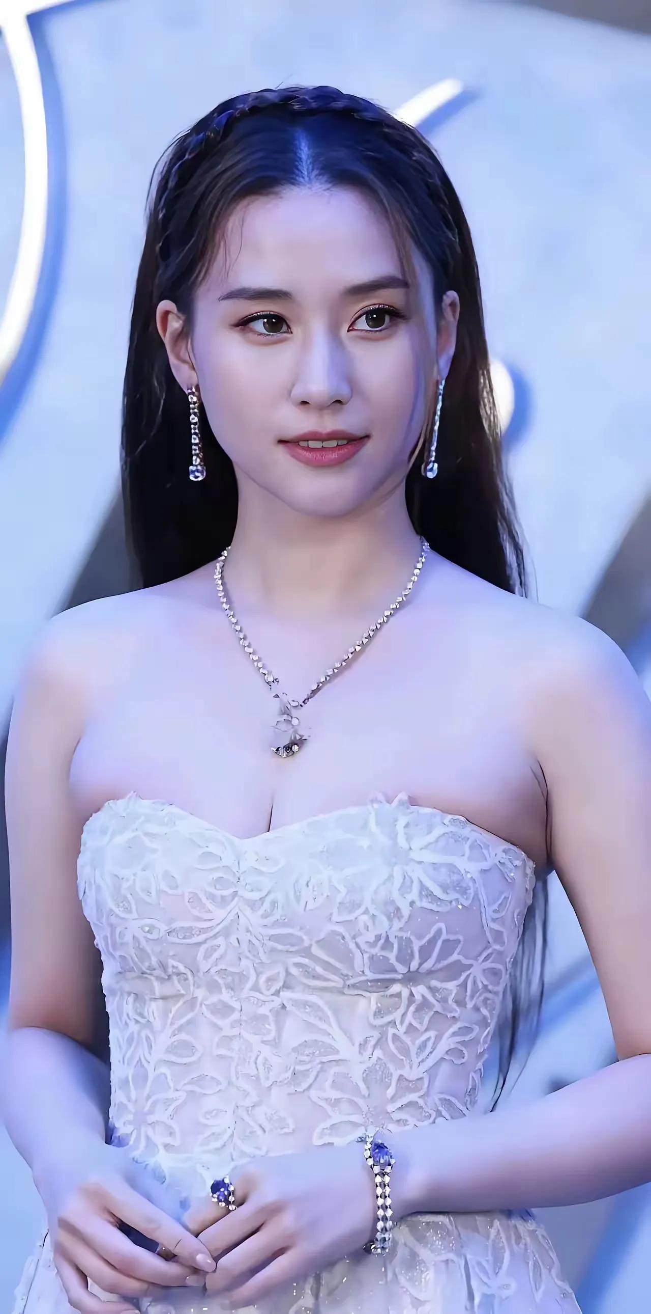 近日，何超莲以后恐难嫁人的言论引发热议，理由竟是“二婚、没核心资产、不肯出钱”。
