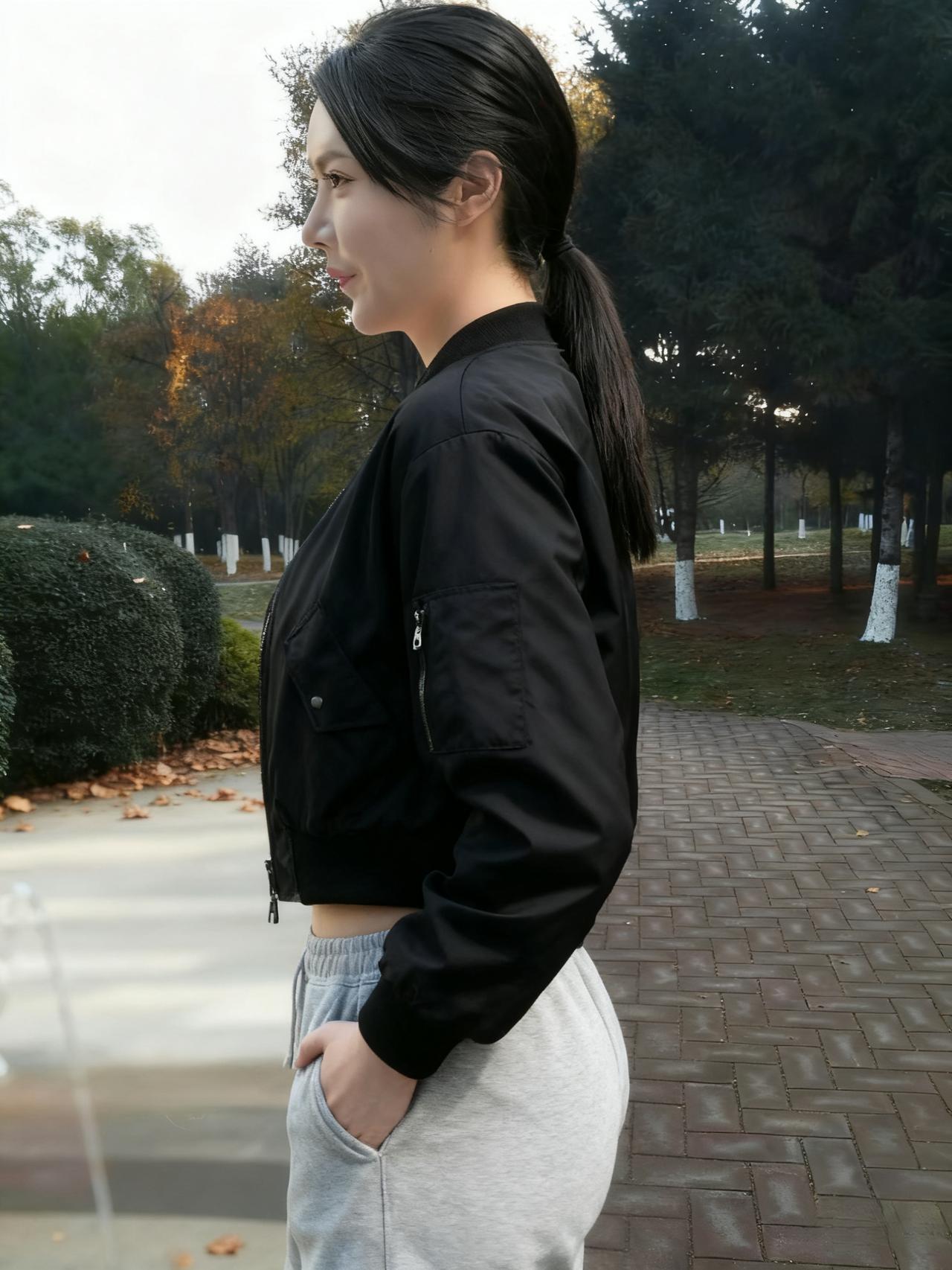 秋林疏影里，独立对斜晖。
衣薄风初紧，鬟低露欲微。
苔阶凝冷翠，霜叶坠残绯。
不