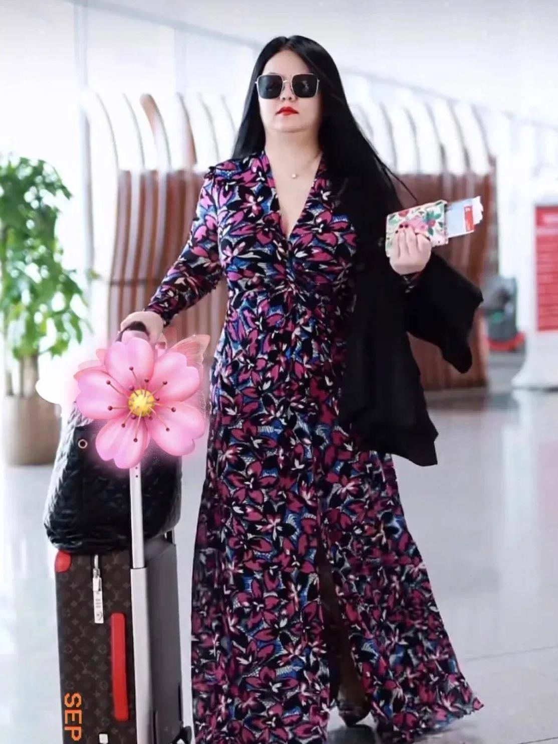 富婆李湘。
最近听说，她的事情很严重。
无底线炫富的女人，一般都在走向衰亡。
李