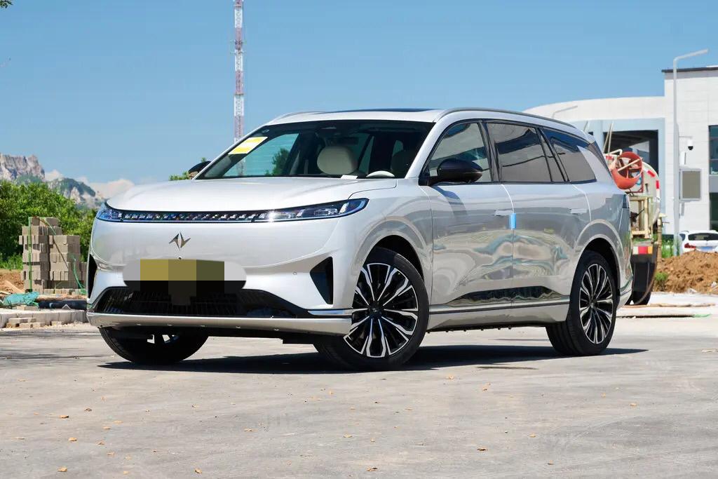 26款eπ008定位中大型SUV，来自东风乘用车，主打增增和纯电，外观高颜值，内