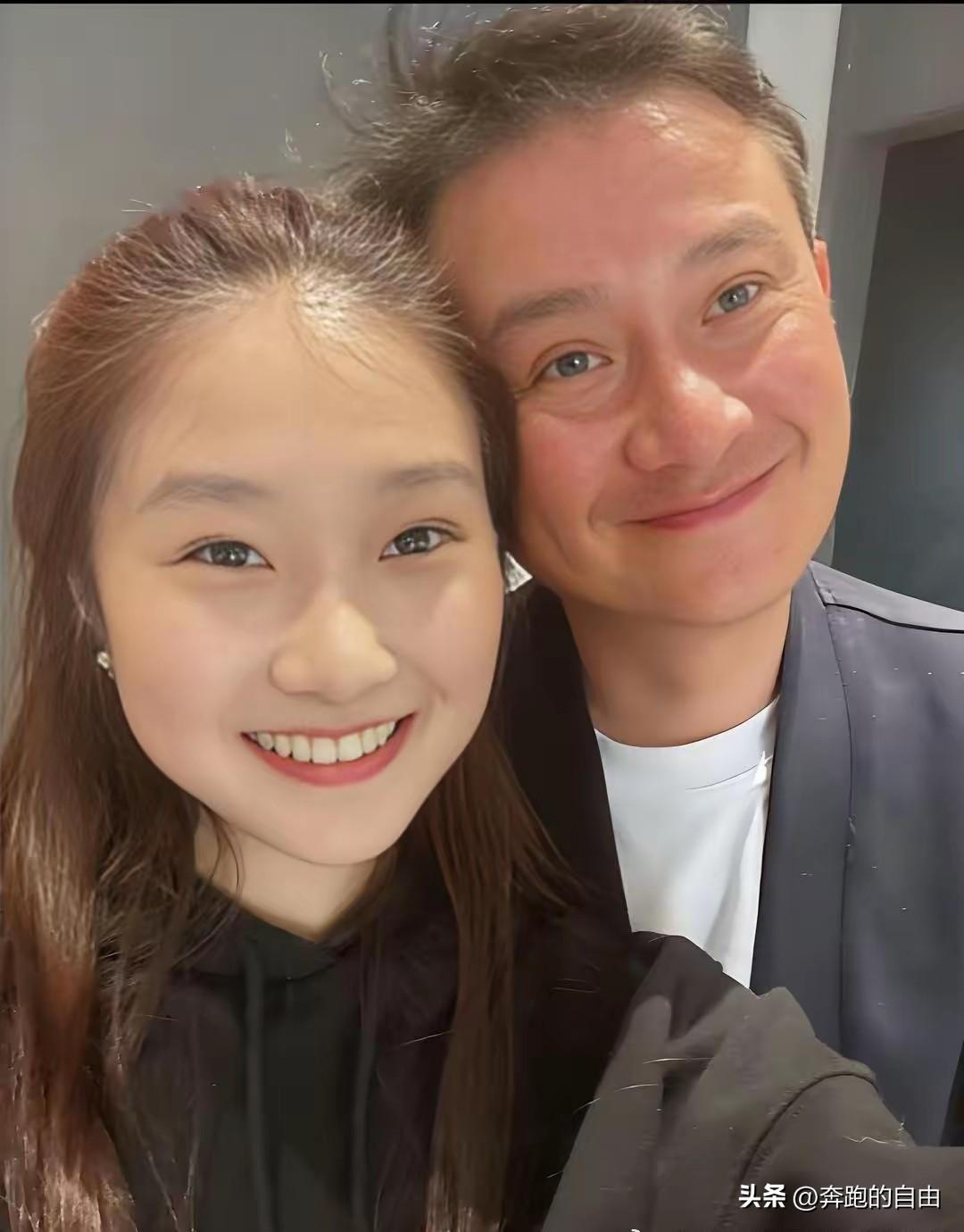 马伊琍大女儿放假去找爸爸，17岁文君竹晒和爸爸一起吃饭的照片，文章和闺女同框笑得