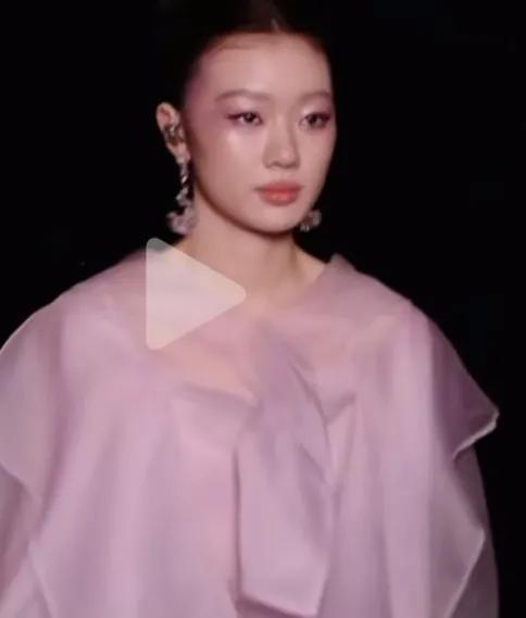 丁太升为何对王菲欣赏有加

对于乐评人丁太升来说，能入他法眼的歌手屈指可数，而歌