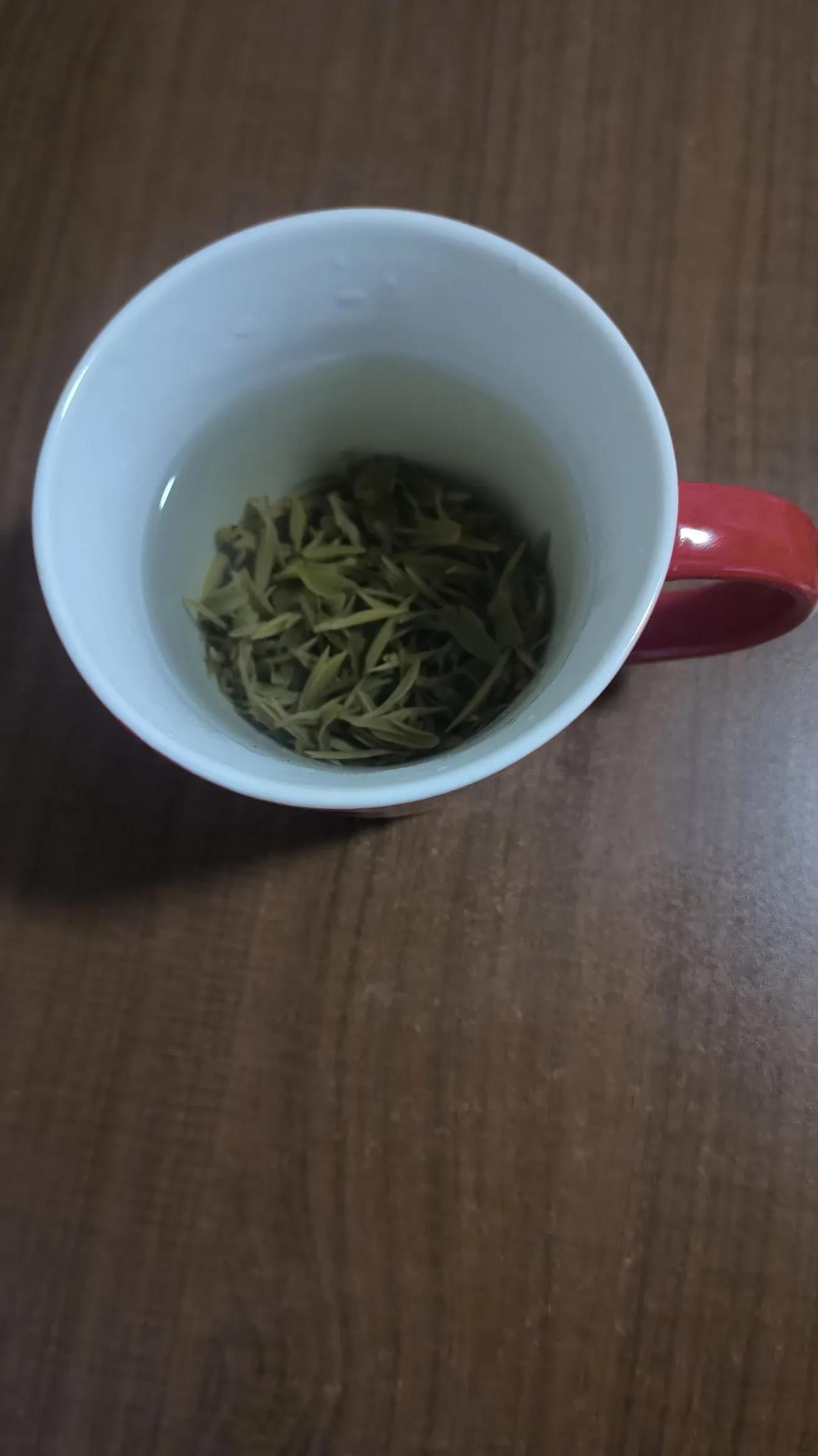 一杯清茶，音韵蔓延，深深的沉醉，在袅袅升起的茶香里，享受时光的静美。