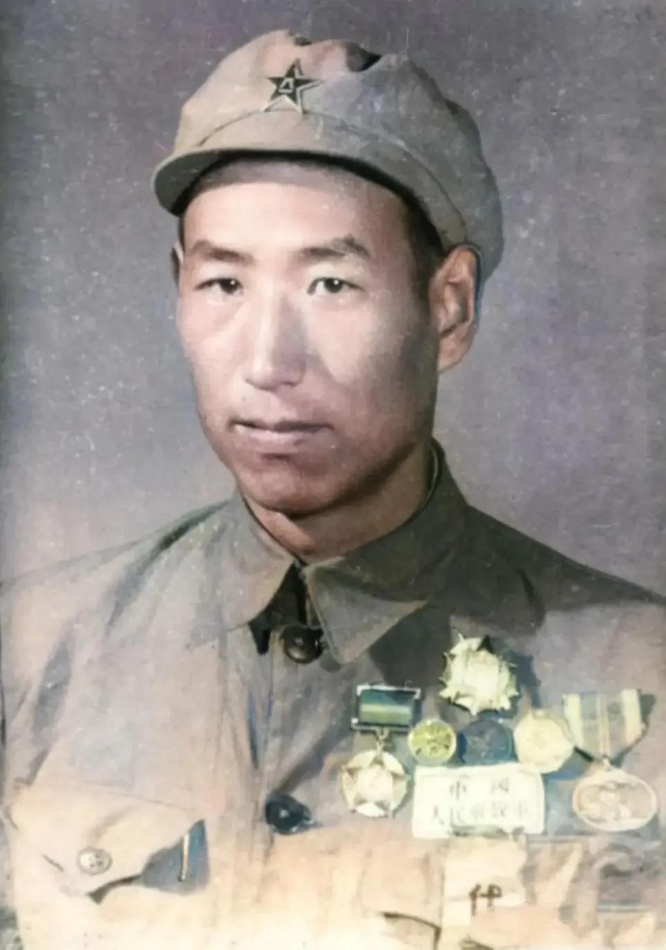 他因为鼻子高大，相貌有点像外国人，且又精通英语，上级专门派他深入敌后。

刘庆亮