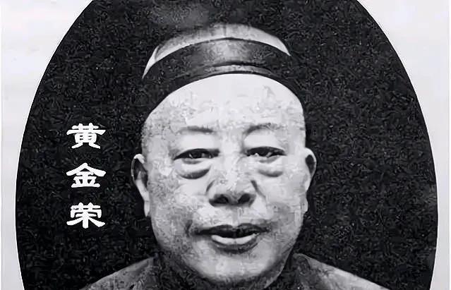 1922年，50岁的黄金荣迎娶20岁的露兰春。夜晚，黄金荣着急圆房，可还不到五分