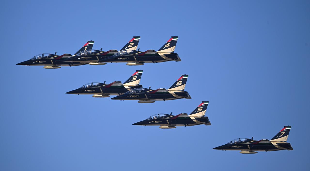 一二三四五六七，我的朋友在哪里[憨笑]阿联酋“骑士”飞行表演队L15七机编队来了