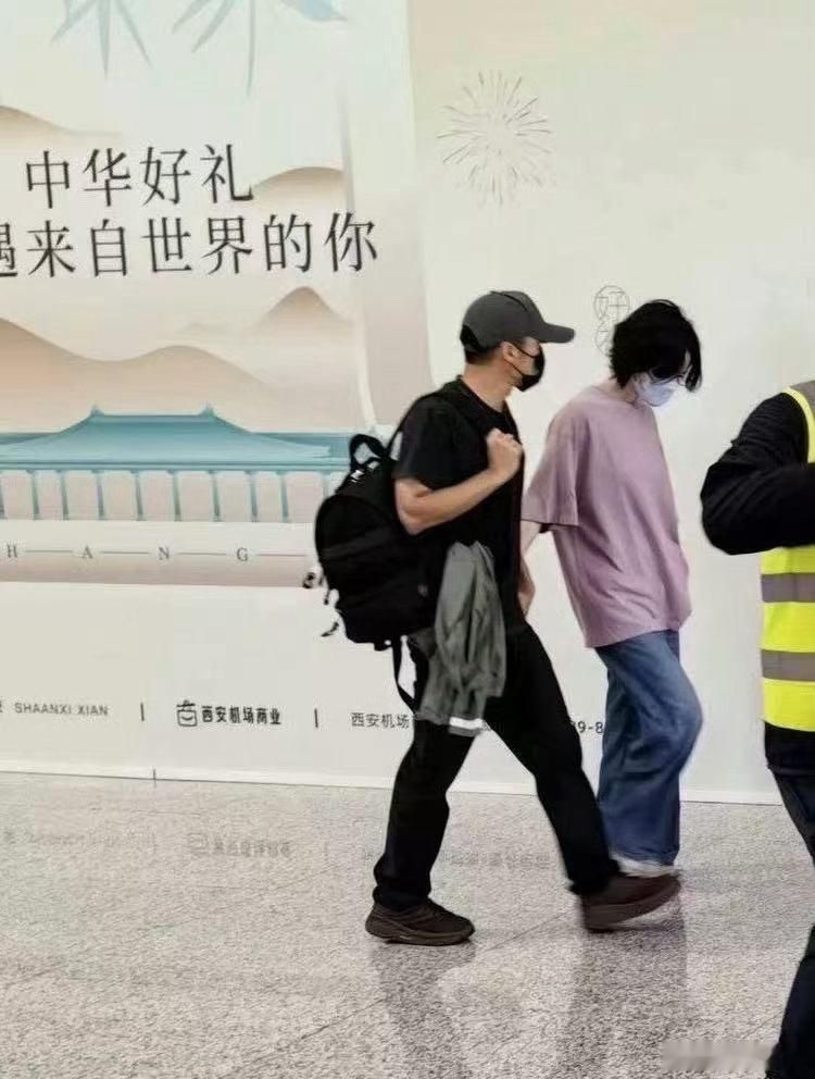 王菲谢霆锋机场十指紧扣谢霆锋王菲机场十指紧扣 啊啊啊啊王菲谢霆锋机场十指紧扣！好