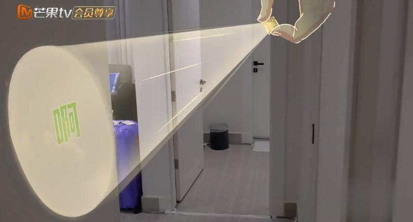 笑疯了：热巴是有点子搞笑细胞在身上的！~~...

热巴在大家跟前，话很少，但是