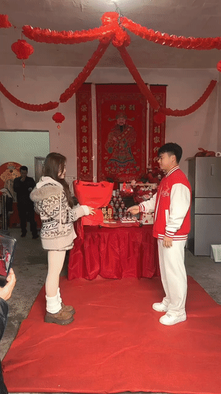 这是一个订婚现场
一名女孩竟然手捧鲜花单膝跪地向她的男朋友求婚表白？
这种反向操