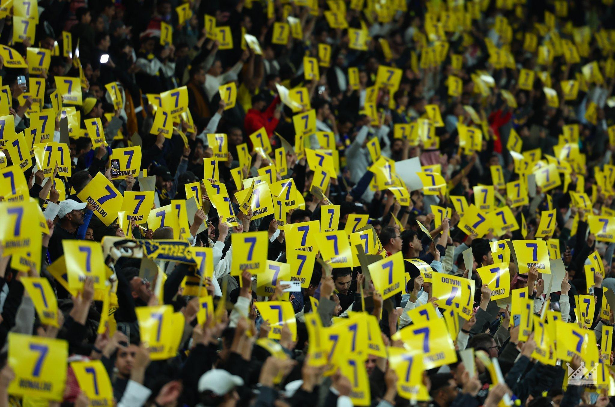 C罗c罗 利雅得胜利球迷的支持满场7号手幅 