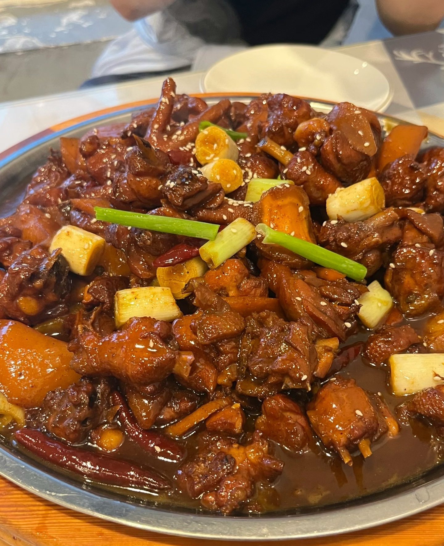 服务不行，不能总是要别人理解。关键还是要提升自身服务水平，让顾客接纳和喜欢。不过