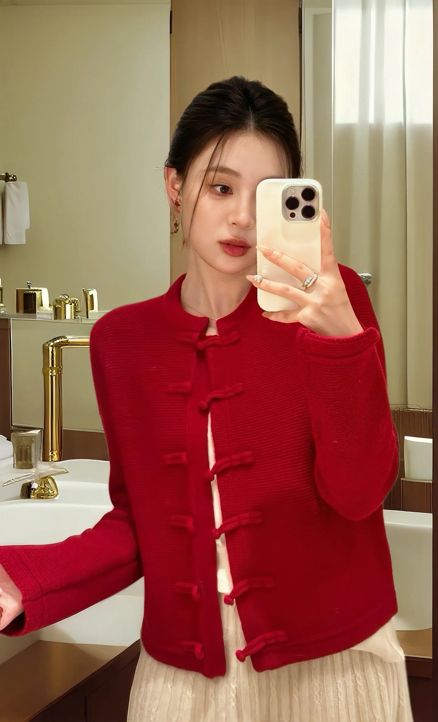 过年穿这套，大气中国红，太好看啦。新国风中式盘扣针织开衫，邂逅百搭半身...