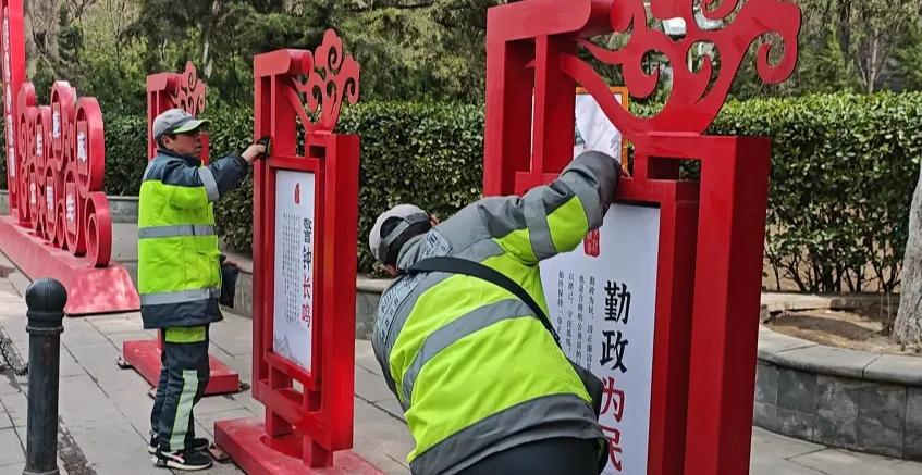 【城关环卫“借雨洗城” 精细化作业擦亮城市颜值】3月17日，兰州迎来一场春雨，城