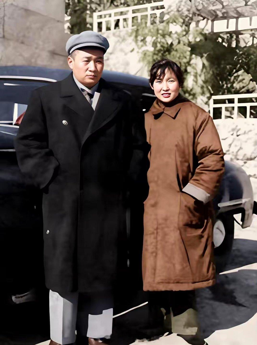 50年代中期，毛主席长女李敏和哥哥毛岸青在大连的合影 