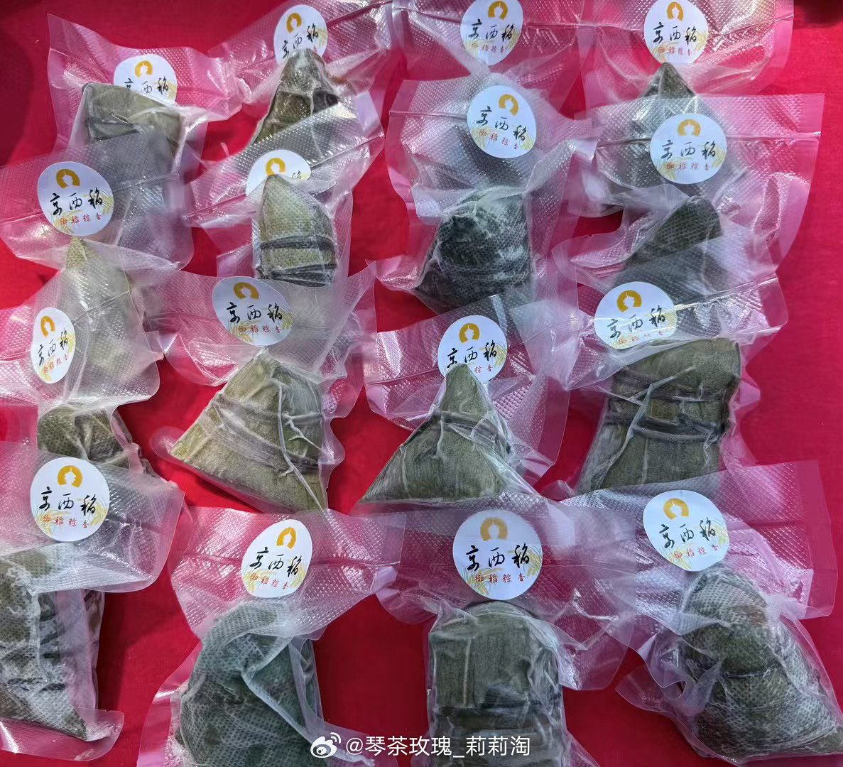 随手拍  在快节奏的城市里，我们用最慢的方式，包了一枚粽子。🌿选米，要京西稻的