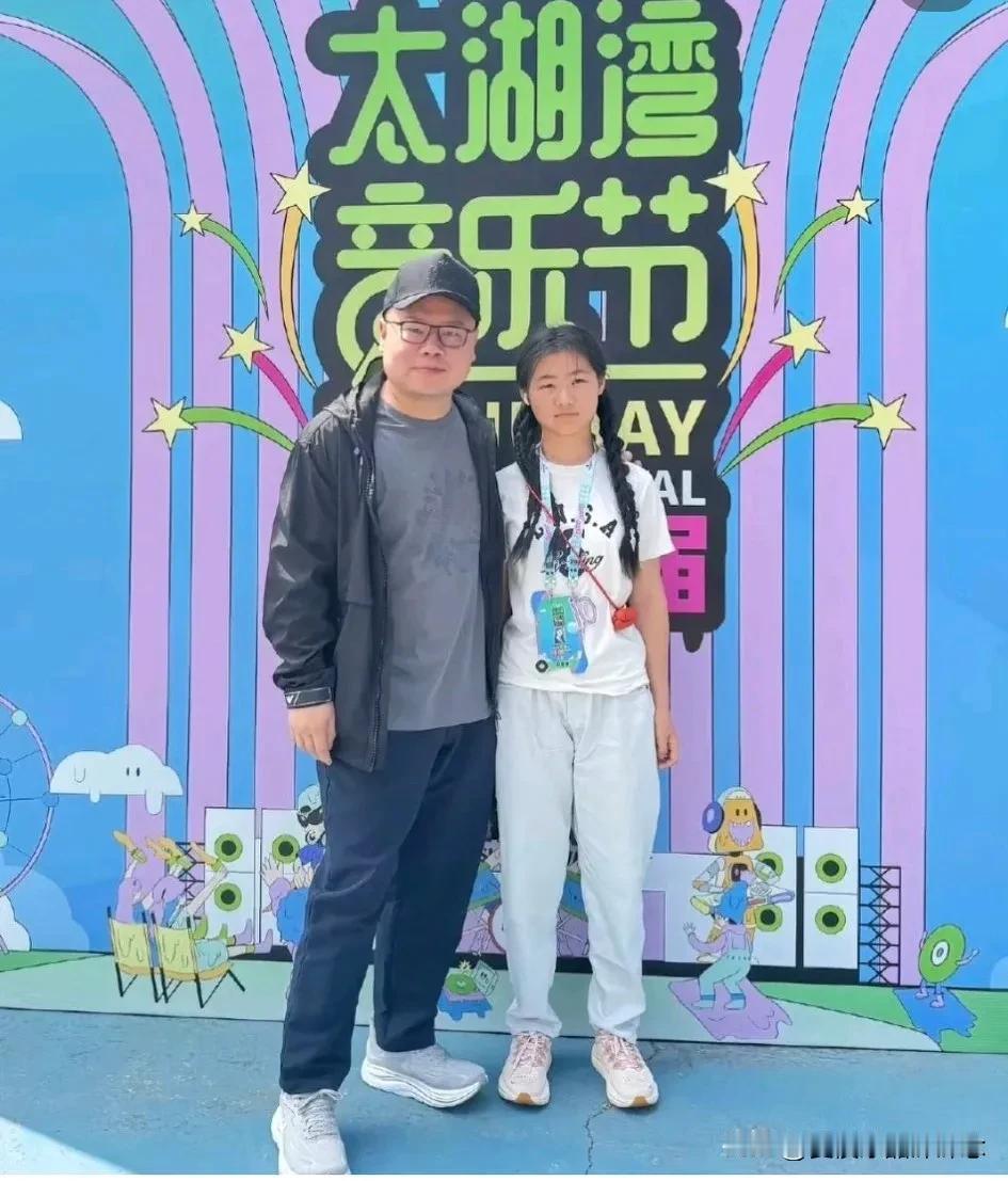 好强大的基因！小岳岳和他大女儿，这算是共用一张脸吗？

这姑娘眯眼咧嘴笑的模样，