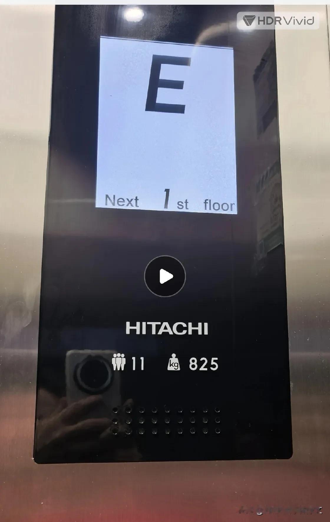 今天早晨乘电梯下楼，楼梯正常向下运行，可显示器显示的楼层始终是E层，而我们这栋楼