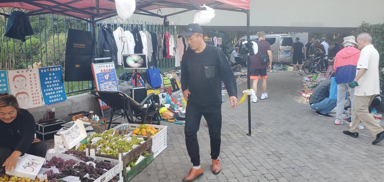 朋友们，海泊河公园西门，沈阳路立交桥边，有一众摆地摊儿的。他们不仅在这里摆摊儿，