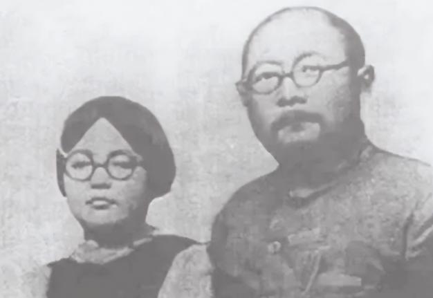 吉鸿昌牺牲后，妻子胡红霞卖掉房子赎回遗体，却发现衣服口袋里有一张小纸条，上面写着