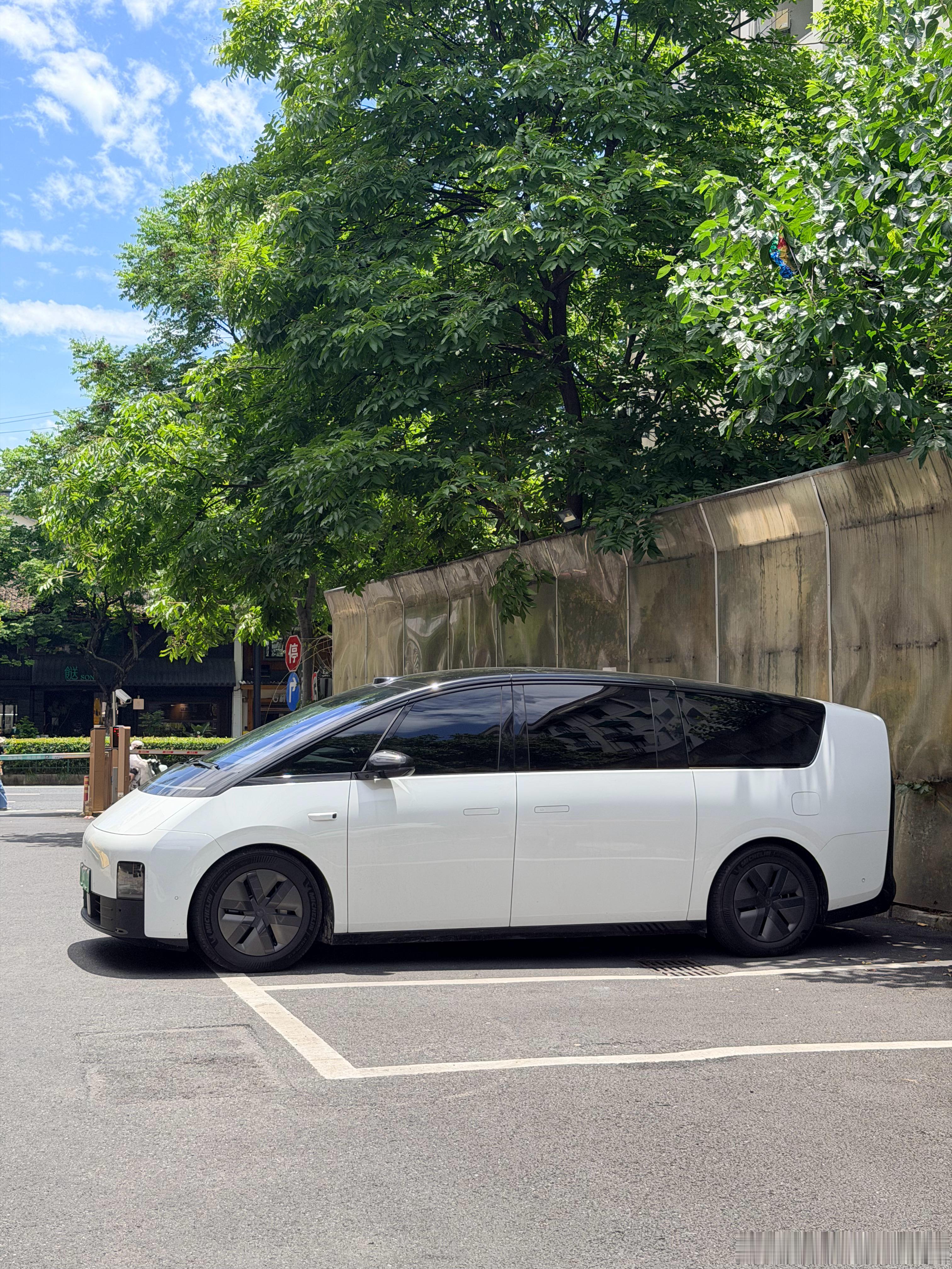 MEGA上市已经两年了 每次停完车还得回头看一眼，经典。 