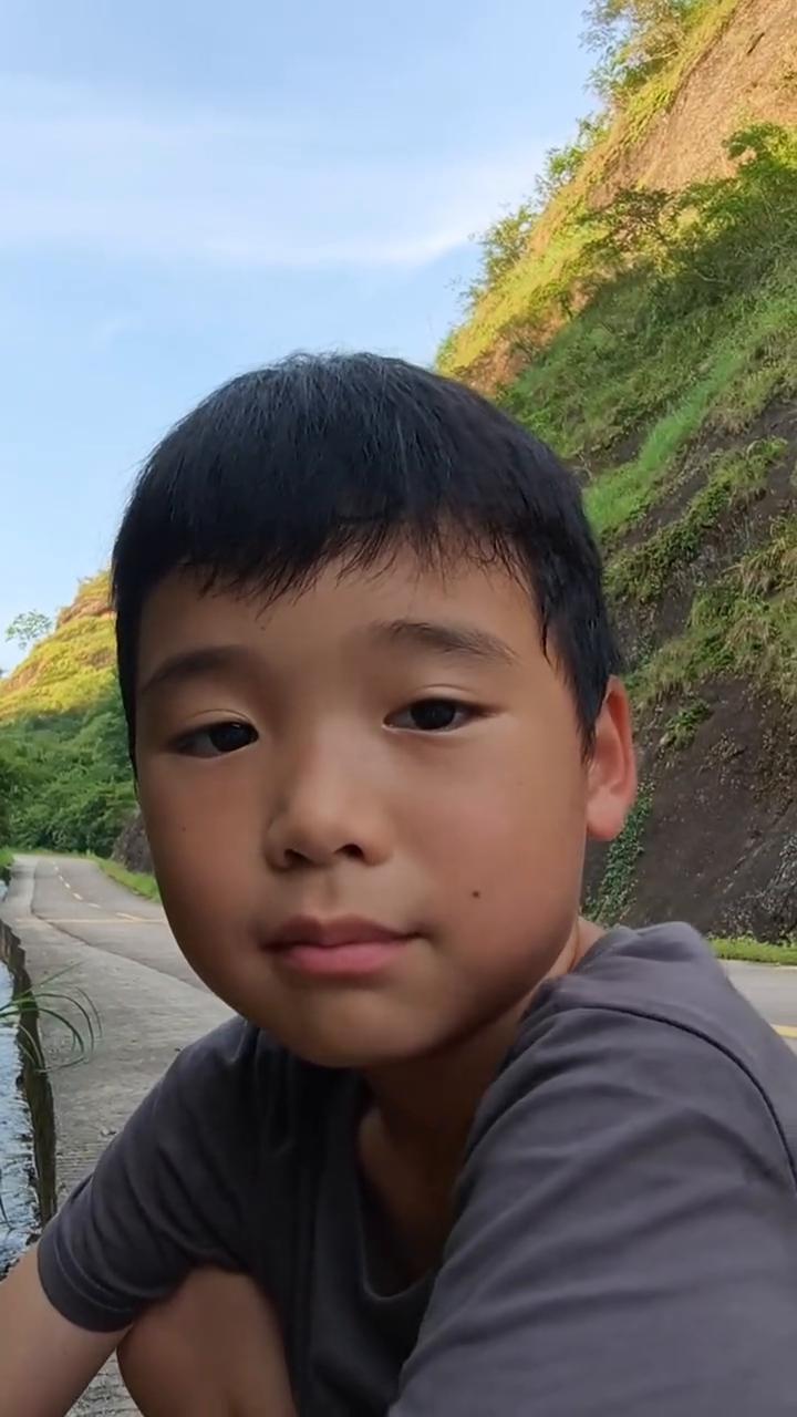 普通人朋友多真的就是一场灾难，人生就是一个不断淘汰朋友的过程。如果你能跟一群朋友