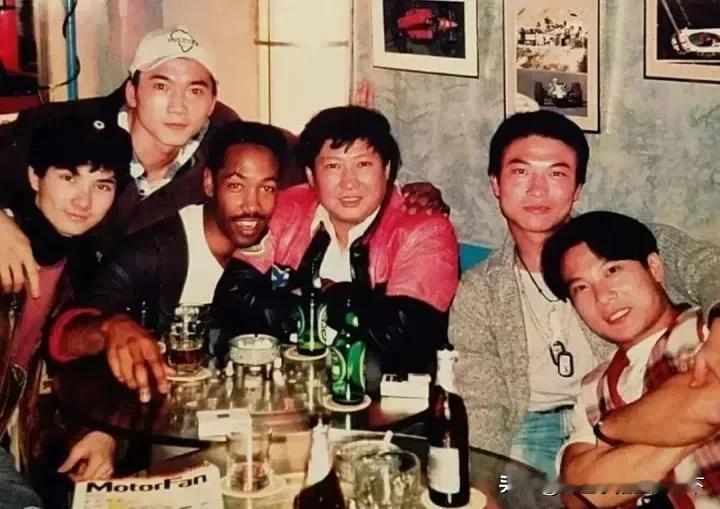 1990年前后，影坛大佬洪金宝和香港青年动作演员们在一起。

右起：钱嘉乐和钱小