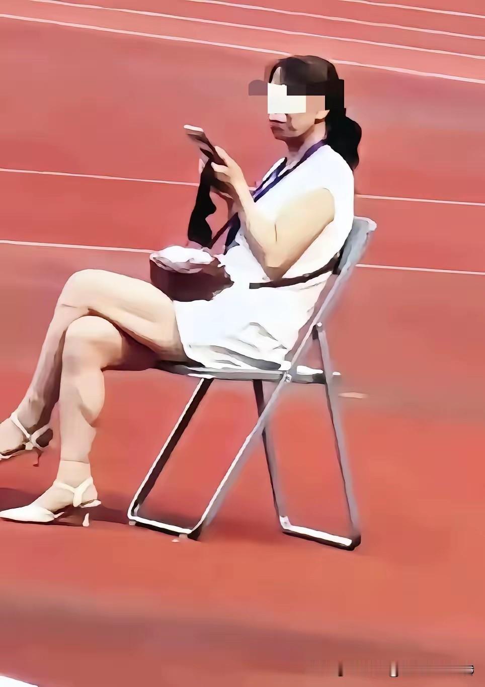 在大型体育赛事如此庄严门升国旗场面，场面，在所有的人都站立唱国歌的时候，她却一个