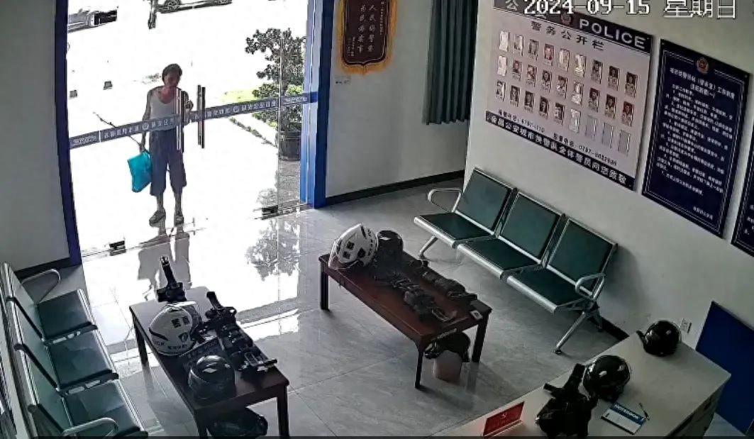 “真拾金不昧！”江西赣州，一拾荒老人在河边捡到纸盒，打开发现里面有6根金条，他迅