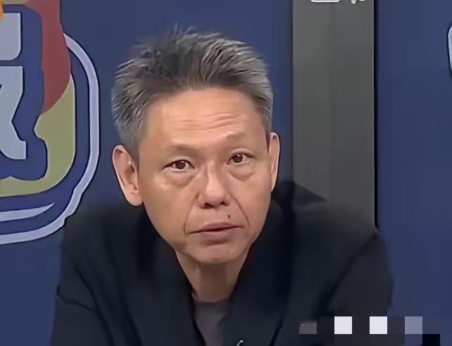 台湾时事评论员谢寒冰：你们知道中国大陆这两天在干什么吗？他在给全国的退伍军人制发