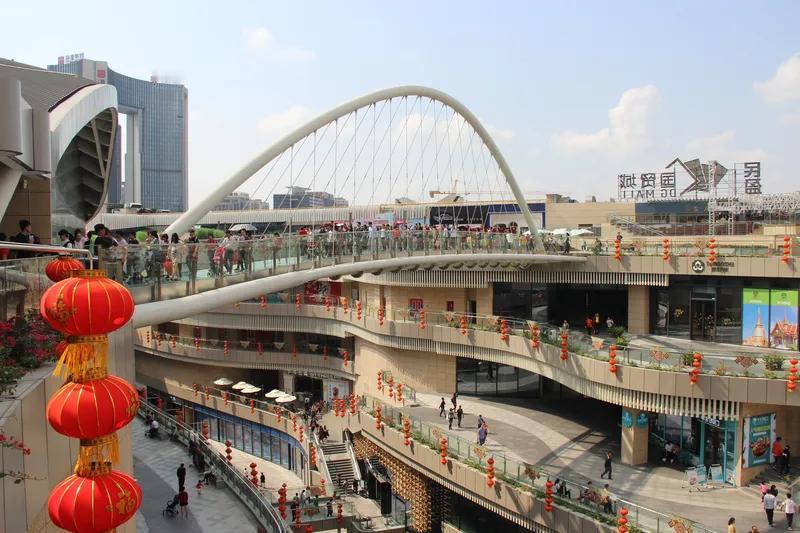 东莞今日小雨转多云，13-22℃。出行建议：①备好折叠伞，晨间小雨路滑，注意缓行