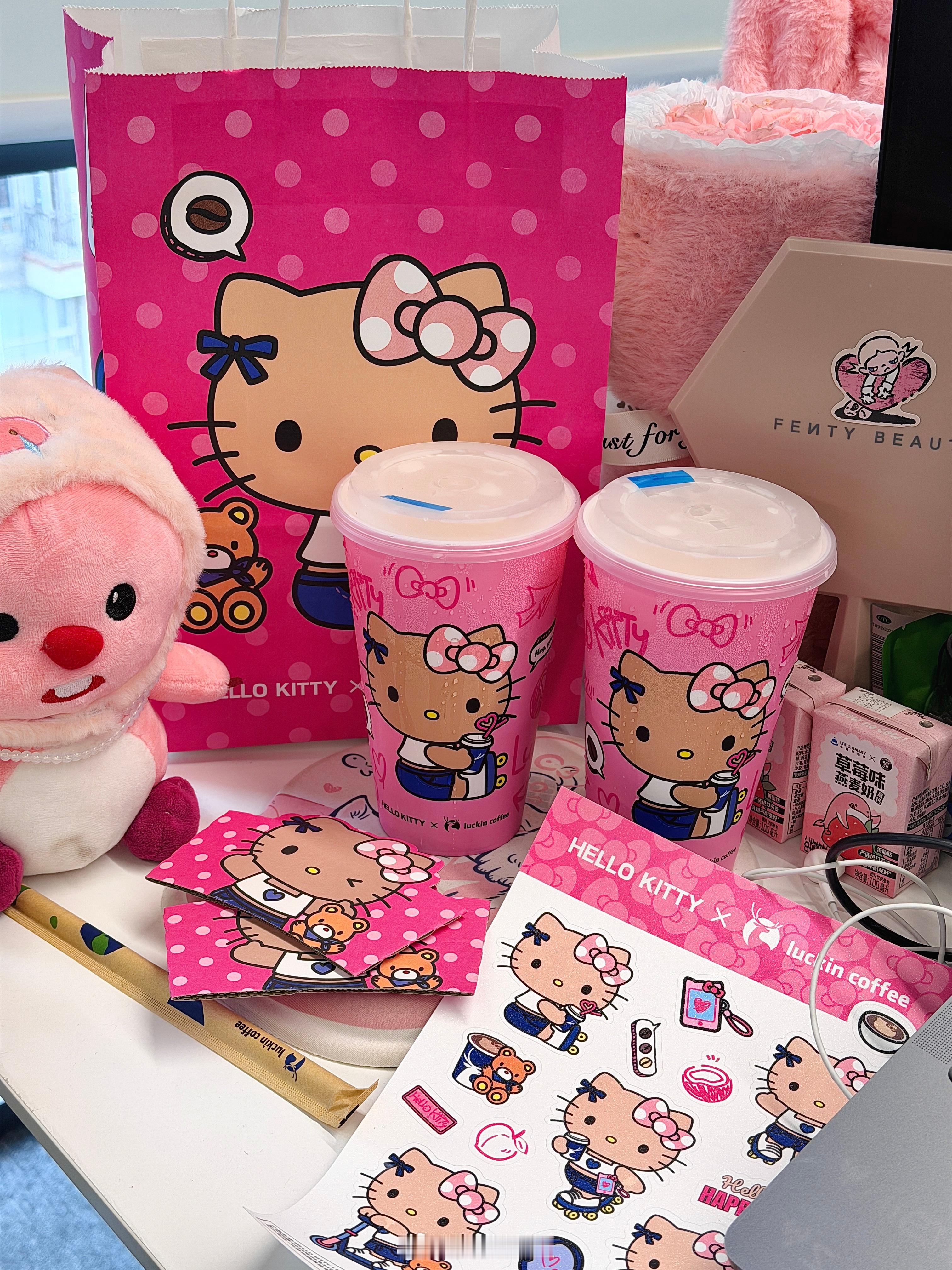 瑞幸和Hello Kitty联名了太可爱了 粉粉嫩嫩的评论区揪两个友友一起喝咖啡