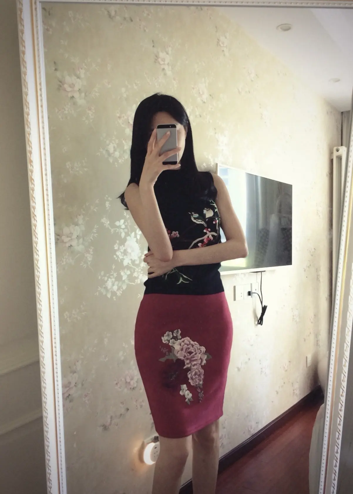 喜欢刺绣的姐妹 感受 上衣喜鹊 裙子牡丹。