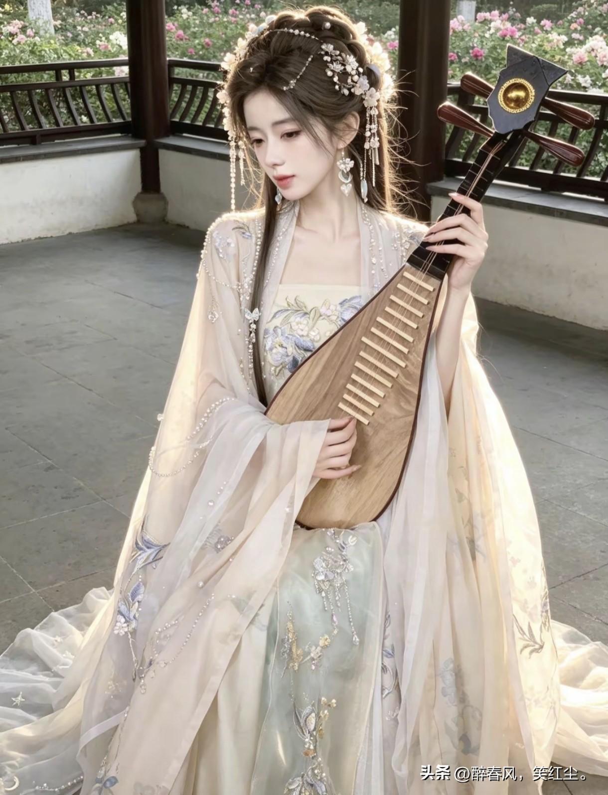 身着流云霓裳，怀抱琵琶轻弹一曲。花间美人眉眼含情，把时光都拉得温柔又绵长。弹奏一