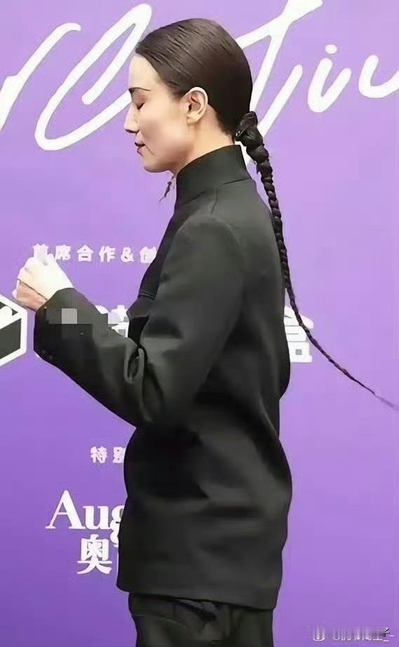 哪个正常的女性会扎这种“金钱鼠”辫子，即便是在清朝，也没有女性会搞这种造型。
